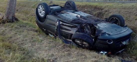 Wypadek w Szebniach. Samochód wjechał do rowu i dachował (ZDJĘCIA)